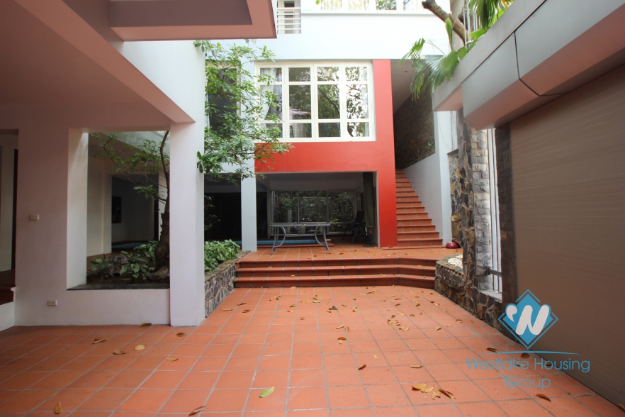 L-shaped modern house with swimming pool in Au Co street